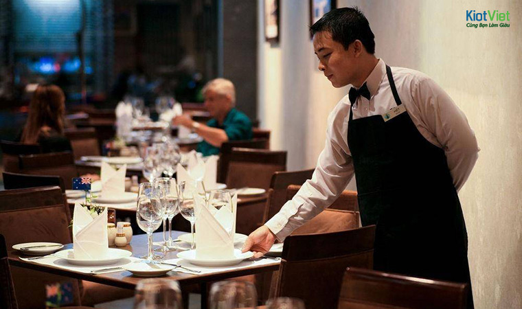 Nhân viên tìm hiểu về quản lý nhà hàng qua giáo trình giúp nâng cao trình độ, mức lương